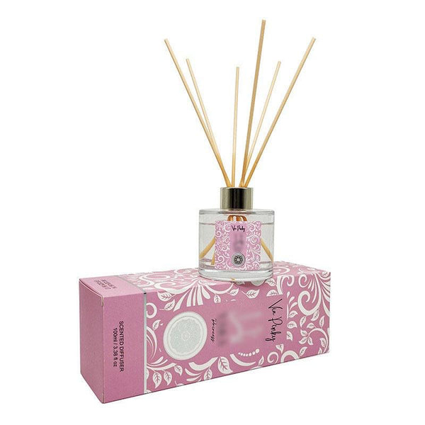 A REED DIFFUSER SET WITH ELEGANT, MINIMAL PACKAGING